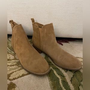 Urban Outfitters Chelsea Boot in Taupe